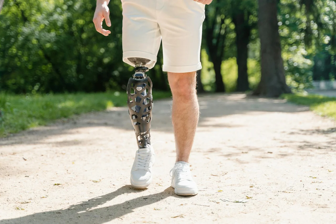 Homem adulto com prótese de perna caminhando ao ar livre - direitos do trabalhador