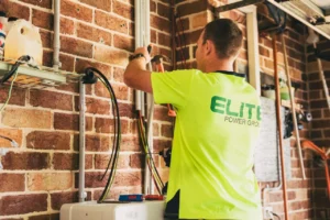 Acúmulo de função do eletricista: quando o eletricista vira instalador, mecânico e zelador