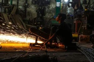 Horas extras do metalúrgico: troca de turno, intervalo cortado e banco de horas irregular