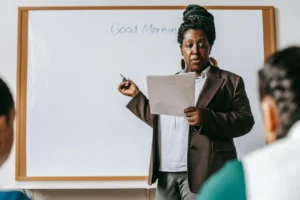 Desvio de função do professor: quando a escola exige coordenação sem pagar e como cobrar diferença salarial