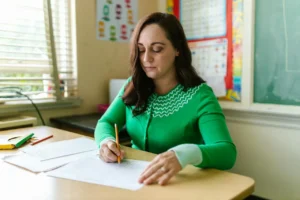 Hora-atividade do professor: como cobrar o terço da jornada que a escola não paga (Lei 11.738/08)
