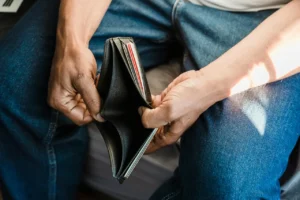 Rescisão indireta por atraso de salário: art. 483 (d) CLT, prova do atraso reiterado e verbas iguais à demissão sem justa causa